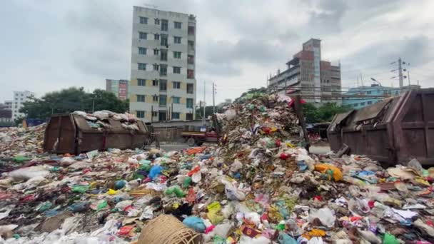 Stapel Van Street Garbage Road Bangladesh Pan Rechts Rivierwaterweg Onthullen — Stockvideo