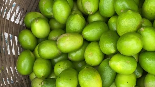Vue Dessus Sur Pile Limes Bio Frais Dans Des Paniers — Video