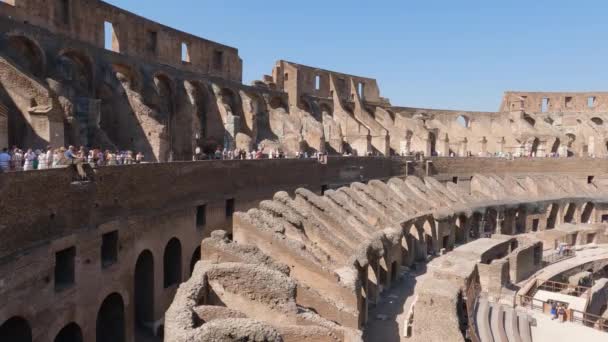 Tilt Binnen Van Beroemde Bezienswaardigheid Rome Prachtige Colosseum Met Toeristen — Stockvideo