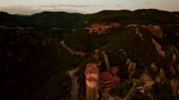 Drone Inclinación Hacia Abajo Vista Del Monasterio Griego Encaramado Columna — Vídeos de Stock