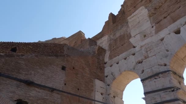 ローマのコロッセオへの入り口のアーチの内側に アリーナのインテリア — ストック動画