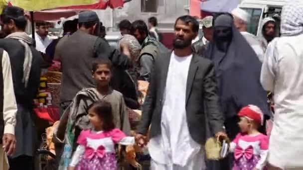 Emberek Családok Járkálnak Helyi Szabadtéri Piacon Kabulban Afganisztánban — Stock videók