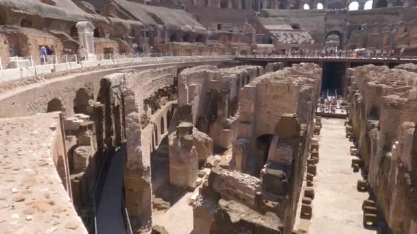 Panning Shot Turistas Caminando Largo Coliseo Interior Impresionantes Ruinas Hito — Vídeos de Stock