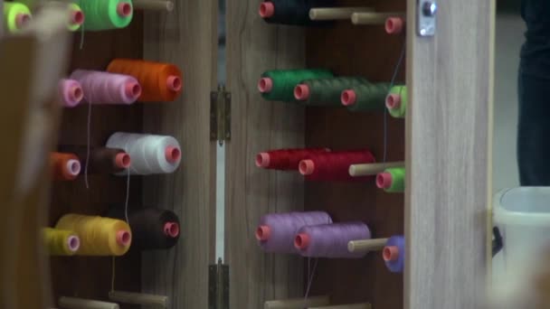 Hordozható Menetes Tárolóegységben Sorakozó Sokszínű Fonalból Cérnából Készült Tekercs Lassan — Stock videók