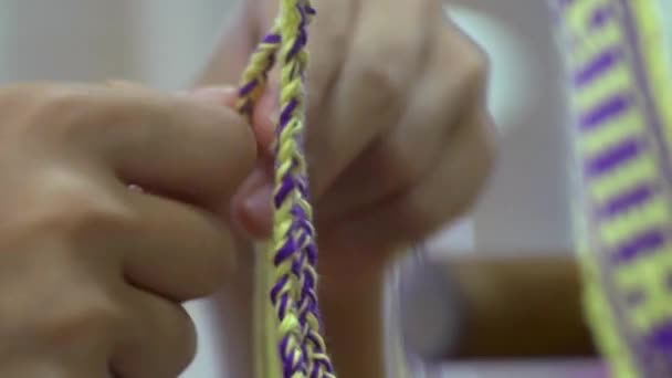 Ручне Плетіння Коси Жовтої Фіолетової Пряжі Знятої Крайня Крупним Планом — стокове відео