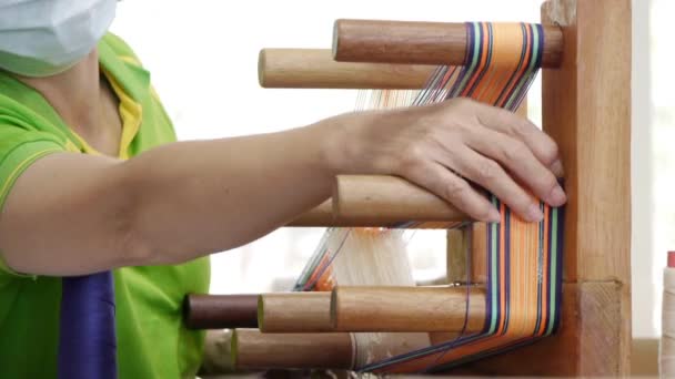 Osoba Masce Twarzy Pomocą Dłoni Palców Aby Dostosować Przędzę Drewnianym — Wideo stockowe