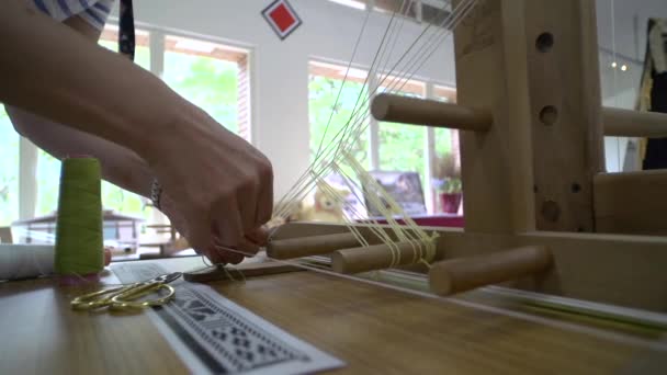 糸を結び 伝統的な織機製造リグで織る準備で切断する — ストック動画