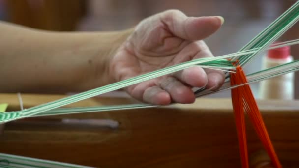 Dedos Que Separan Las Cuerdas Verdes Blancas Presionan Los Tejidos — Vídeos de Stock