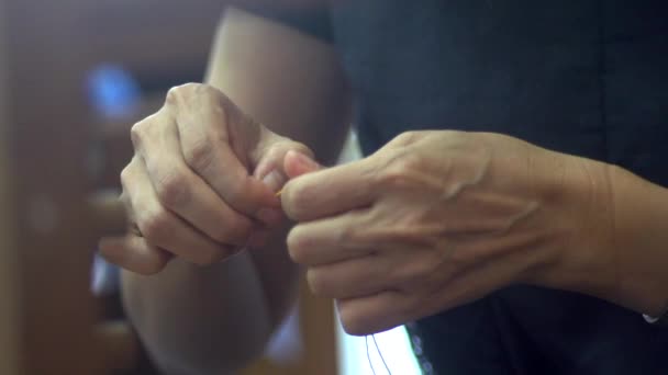 Sarı Ipliğin Düğümlenmesi Parmaklarıyla Yakın Çekim Yavaş Çekim Gibi — Stok video