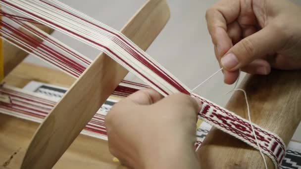 伝統的なアジアの織りリグを使用してユニークなパターンに織り込まれた赤と白の糸は クローズアップとして撮影し ハンドヘルド — ストック動画