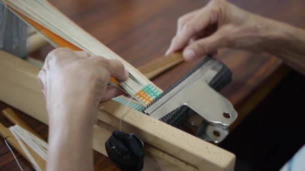 手織りの準備で手で色糸を分離するために使用される木製の棒 クローズアップとして撮影 — ストック動画
