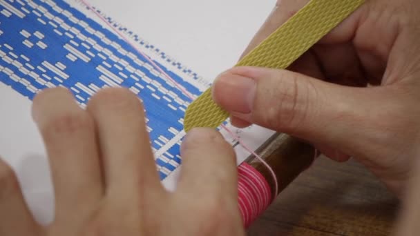 女裁缝用手指把纸上的图案和纱线对齐 拍得非常近 — 图库视频影像