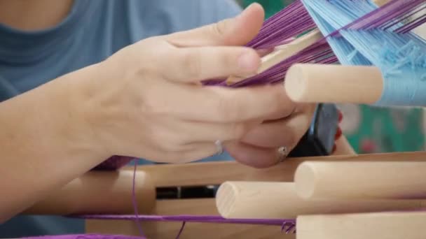 Руки Пальці Допомогою Ручного Нанесення Щоб Ткати Налаштувати Пурпурову Кольорову — стокове відео