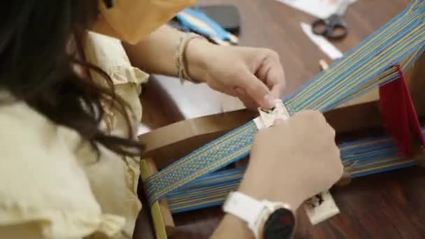 Patrones Tejido Mano Mujer Que Utilizan Hilo Azul Amarillo Dispositivo — Vídeos de Stock
