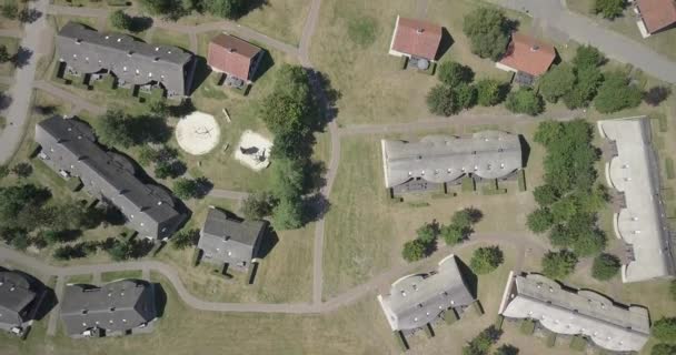 Schöne Drohnenaufnahmen Vom Wechsel Vom Feld Zum Dorf Kopfschuss Auf — Stockvideo
