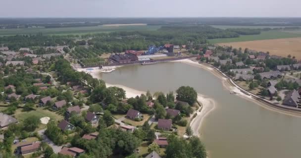 オランダのNoitgedachtにあるリゾートHof Van Saksenリゾートの空中パノラマドローンビュー — ストック動画