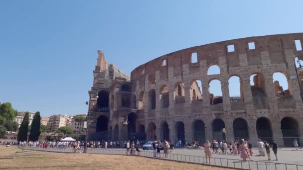 Oprichting Schot Iconische Colosseum Monument Groep Toeristen Wandelen Buiten Landmark — Stockvideo