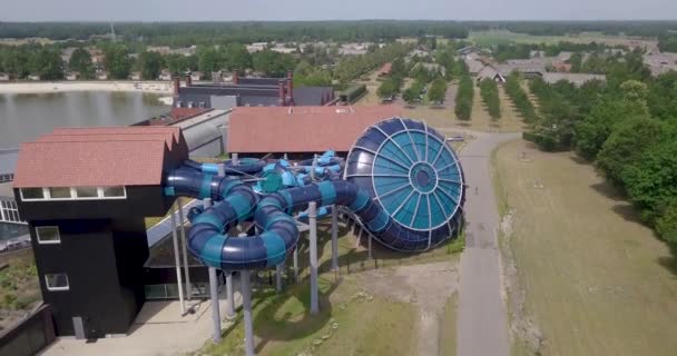 オランダのリゾートHof Van Saksenのウォーターパークのスライドの空中ビュー — ストック動画