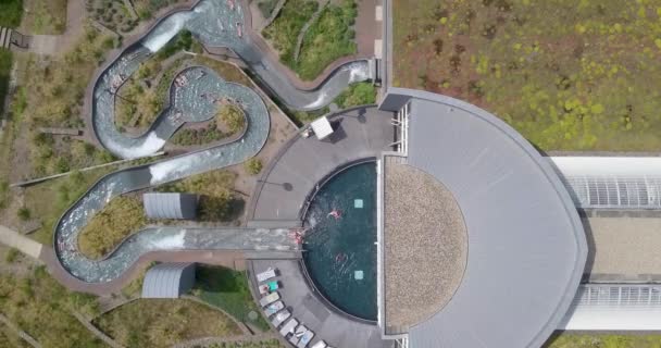 Luftaufnahme Eines Wasserparks Dem Menschen Die Wasserrutschen Hinuntergehen Resort Hof — Stockvideo