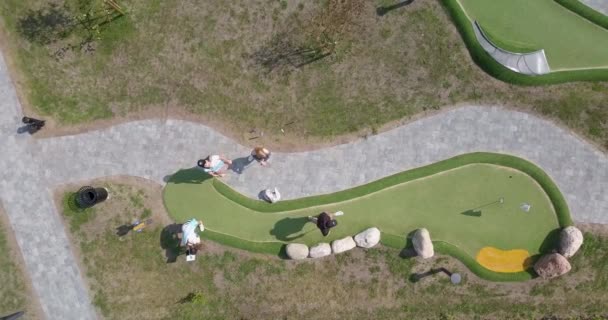 Αεροφωτογραφία Από Ψηλά Τεσσάρων Ανθρώπων Που Παίζουν Μια Τρύπα Ένα — Αρχείο Βίντεο