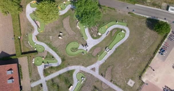 Hollanda Minyatür Golf Oynayan Insanların Yukarıdan Insansız Hava Aracı Atışı — Stok video