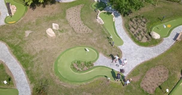 Grupo Amigos Jugando Golf Resort Holanda Acercándose Disparo Desde Dron — Vídeos de Stock
