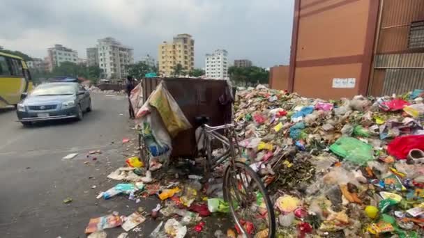 Вращающийся Снимок Рабочих Скапливающихся Над Мусорной Свалкой Обочине Дороги Дакке — стоковое видео