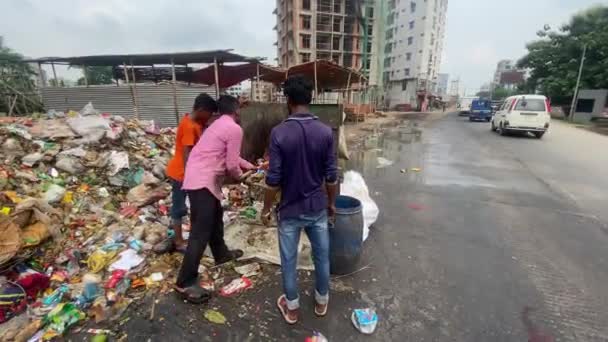 Рабочие Опустошают Корзину Мусора Полигоне Отказ Дакке Бангладеш Pan Left — стоковое видео