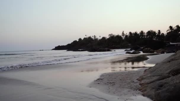 Goa Strand Bei Sonnenuntergang Großer Felsen Meer Grüne Waldinsel Indischer — Stockvideo