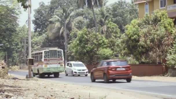 Een Weg Goa India Paardrijtuigen Tropische Bomen Gele Huis Villa — Stockvideo