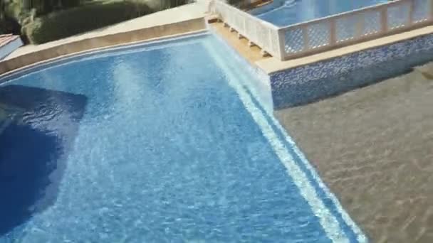 Aufnahme Von Schwimmbädern Einem Hotel Goa Mit Grünen Palmen Fliegendem — Stockvideo