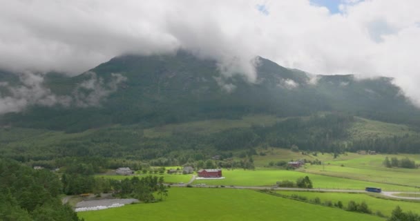 Letecký Pohled Krajinu Silnice Přes Zelené Pole Farmy Odhalující Fiord — Stock video
