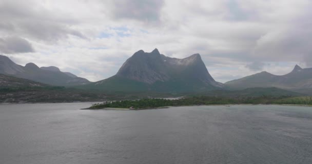 Widok Lotu Ptaka Górę Stortinden Położoną Nad Morzem Wyspy Lofotenów — Wideo stockowe