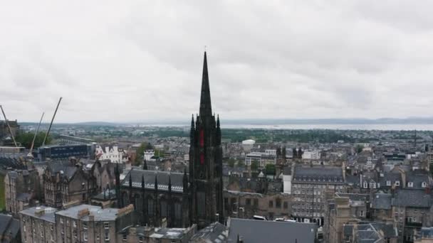 Upea Antenni Hub Torni Paljastaa Edinburghin Linna Kaupunkimaisema Skotlannin Pääkaupungissa — kuvapankkivideo