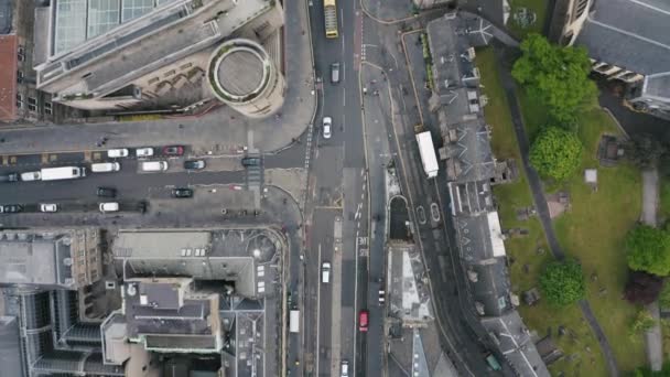 Беспилотник Смотрит Вниз Историческую Архитектуру Движение Автомобилей Дороге Эдинбурге Шотландия — стоковое видео