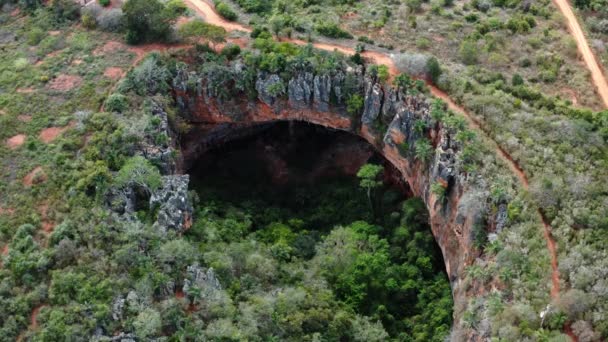 Εναέρια Drone Μέσο Πλάνο Της Μεγάλης Εισόδου Σπηλιά Lapa Doce — Αρχείο Βίντεο