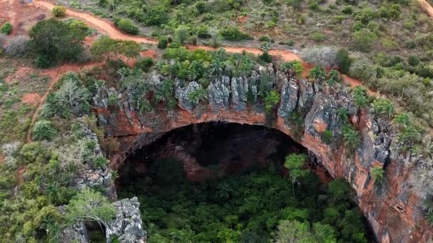 Letecký Dron Střední Dolly Záběru Velkého Lapa Doce Jeskyně Vchodu — Stock video