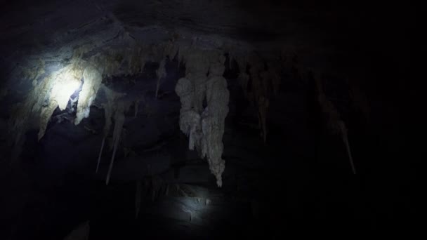 Foto Portátil Uma Lanterna Acendendo Várias Grandes Estalactites Caverna Dentro — Vídeo de Stock