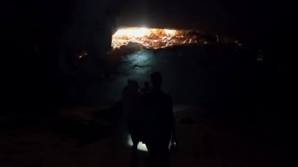 ブラジル北東部バイーア州チャパダディマンティーナ国立公園の有名なラパス ドース洞窟を歩くの美しいハンドヘルドショット太陽から輝くゴールド — ストック動画
