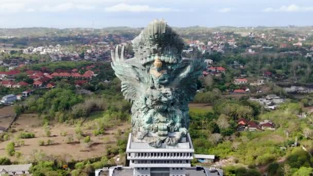 Massive Hindu God Statue Bali Island Small Town Aerial View — Stock Video