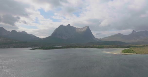 Fiordo Sobrevuelo Drones Hacia Monte Stortinden Majestuoso Paisaje Natural Nórdico — Vídeos de Stock
