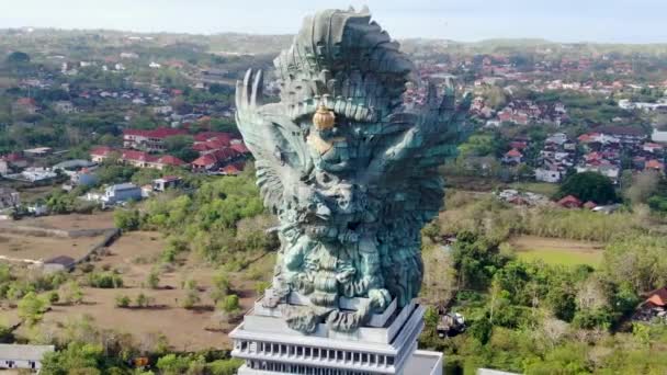 インドネシアのバリにある大規模なGaruda Wisnu Kencana像 航空軌道図 — ストック動画