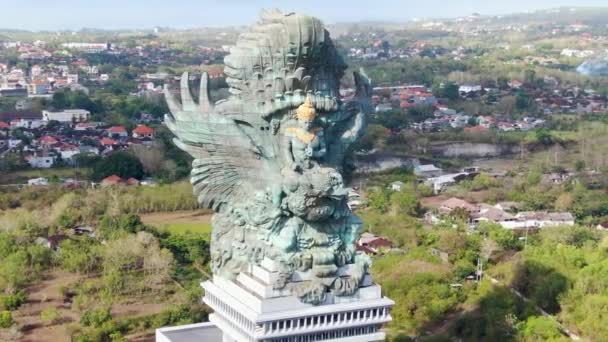 Gwk 122米高的雕像是印度尼西亚巴厘岛最有名和最受欢迎的景点之一 — 图库视频影像