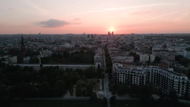 Drohnenflug Aus Der Luft Sonnenuntergang Der Wohnhäuser Gleisdreieck Herzen Berlins — Stockvideo