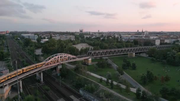 Berlin Almanya Ugleisdreieck Üzerinde Uçan Hava Aracı Köprüyü Geçen Metro — Stok video