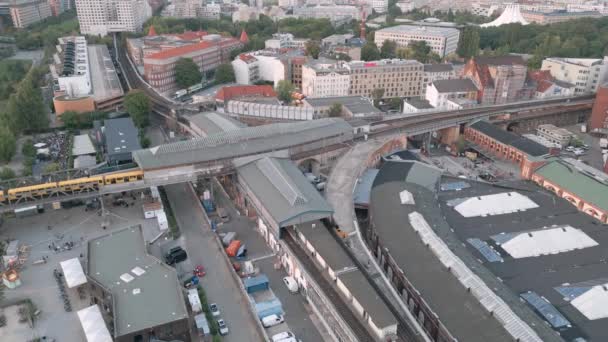 Berlijn Duitsland Luchtvogeldrone Vlucht Metrostation Gleisdreieck Top Schot Met Aankomst — Stockvideo
