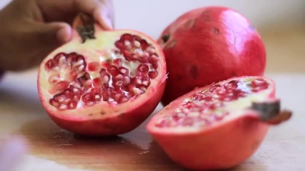 Saftiger Granatapfel Halbiert Auf Dem Tisch — Stockvideo