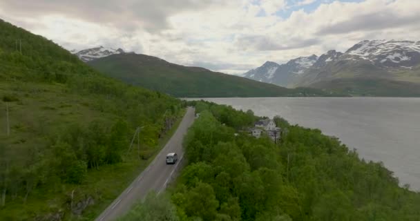 ノルウェー クヴァルーヤ諸島フィヨルドの湖畔の家を走行中の自動車 ドローントラッキング Boxman Fotologue — ストック動画
