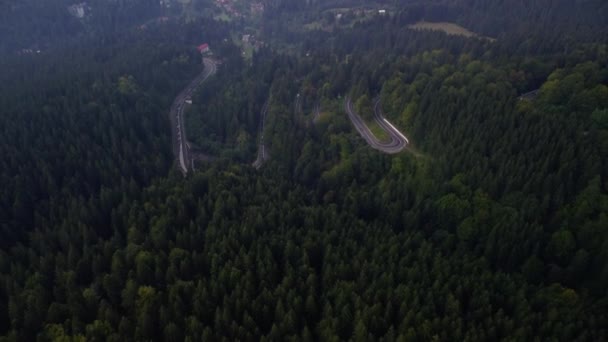 루마니아 브라쇼브군의 지역에 어둡고 내리는 도로들을 놓았다 — 비디오