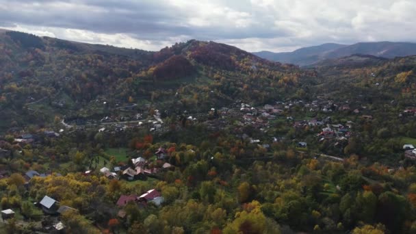 Órbita Aérea Disparada Sobre Antiguo Pueblo Durante Otoño Mostrando Bosques — Vídeos de Stock